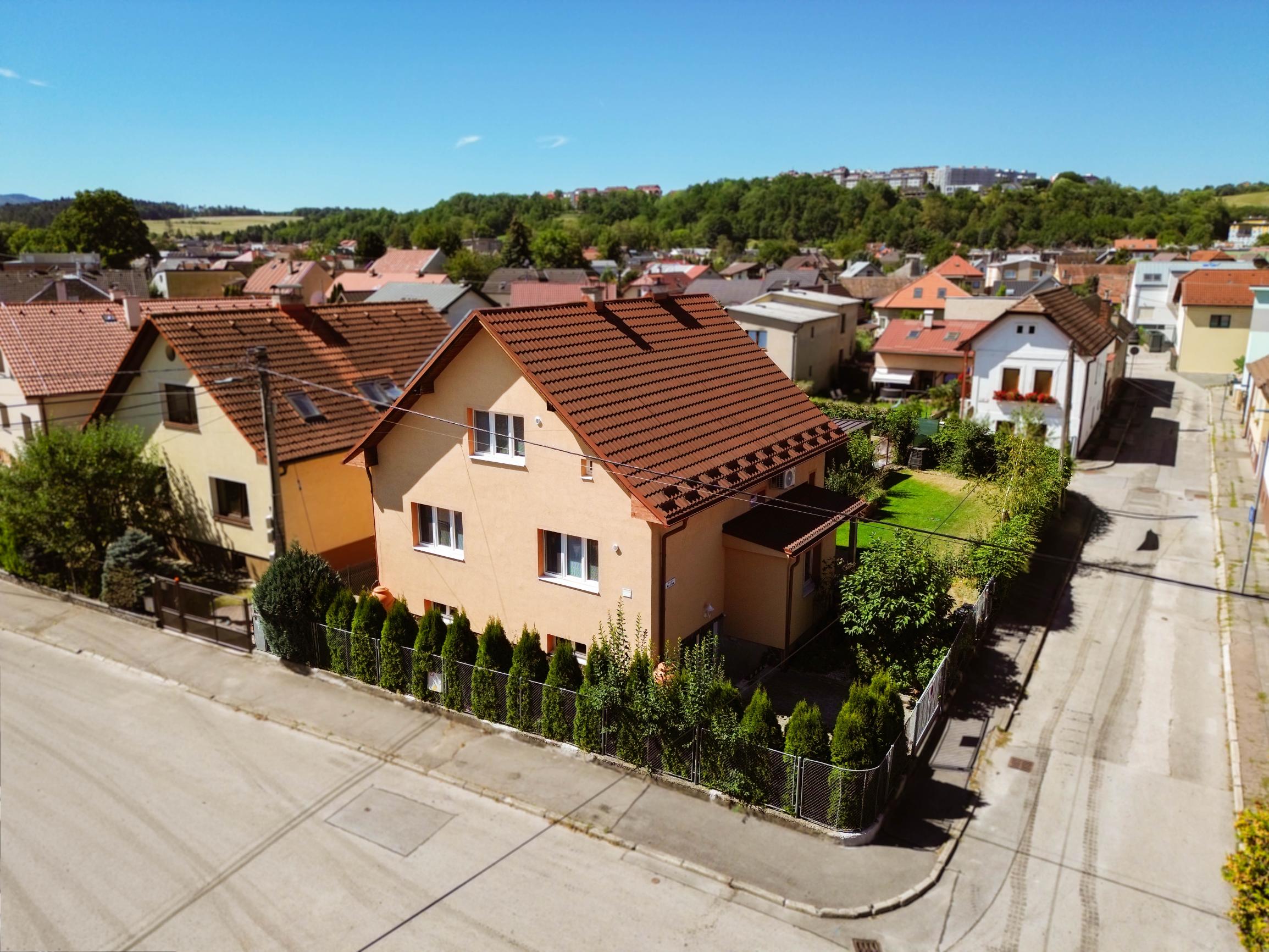 Na predaj priestranný 6-izbový rodinný dom v Žiline – Závodie