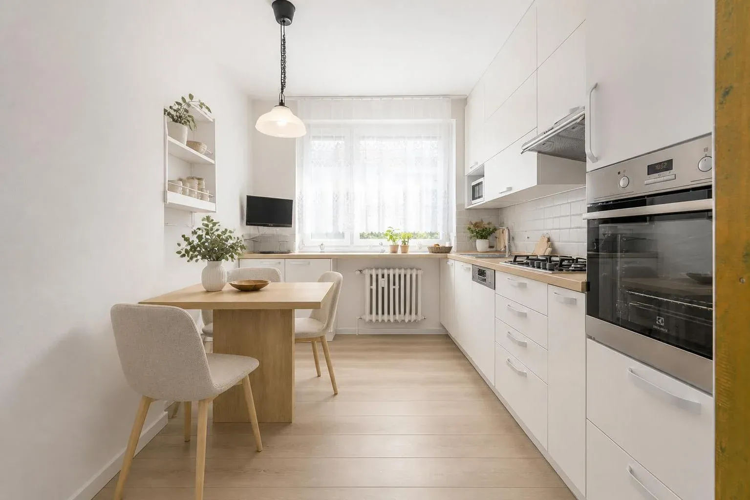 Na predaj svetlý 3-izbový byt s balkónom v Karlovej Vsi – blízko lesa a centra