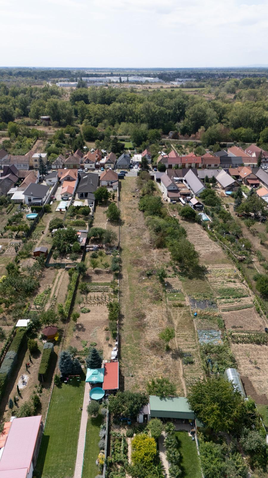 Na predaj investičná nehnuteľnosť – pozemok pre bytovú výstavbu alebo rodinný dom v tichej časti Hlohovca