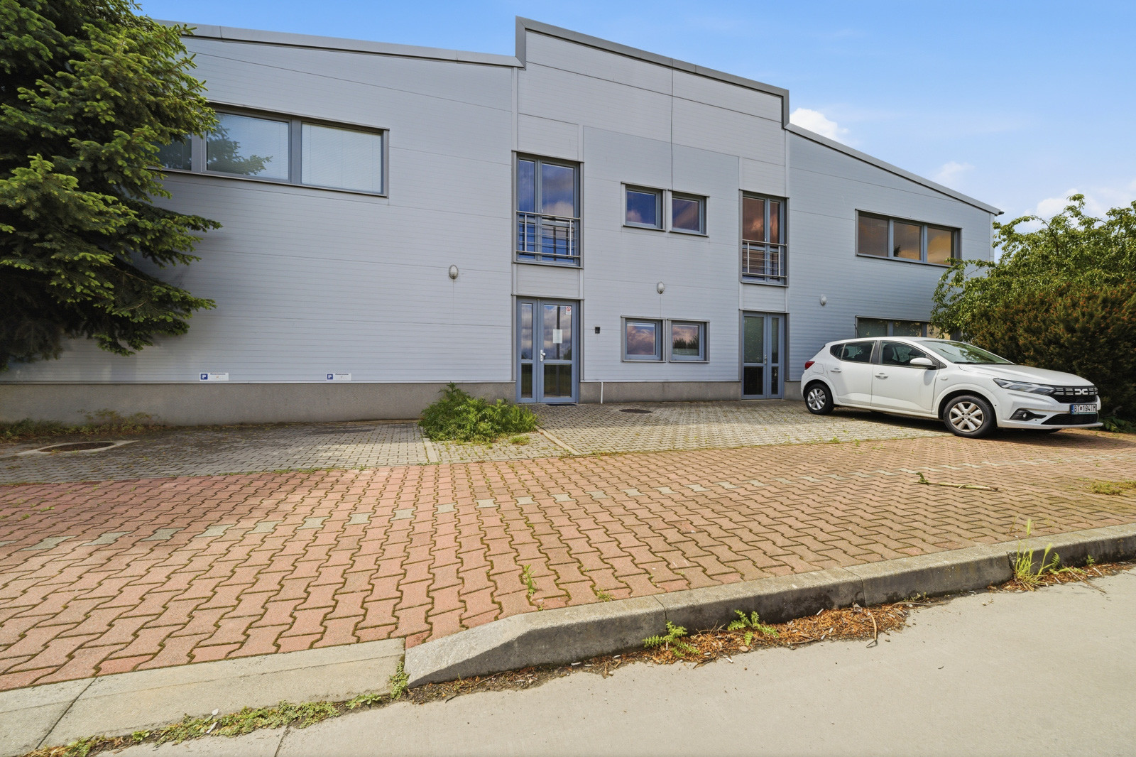 Na prenájom priestranná kancelária s parkovaním pri obchvate Trnava-Zavarská