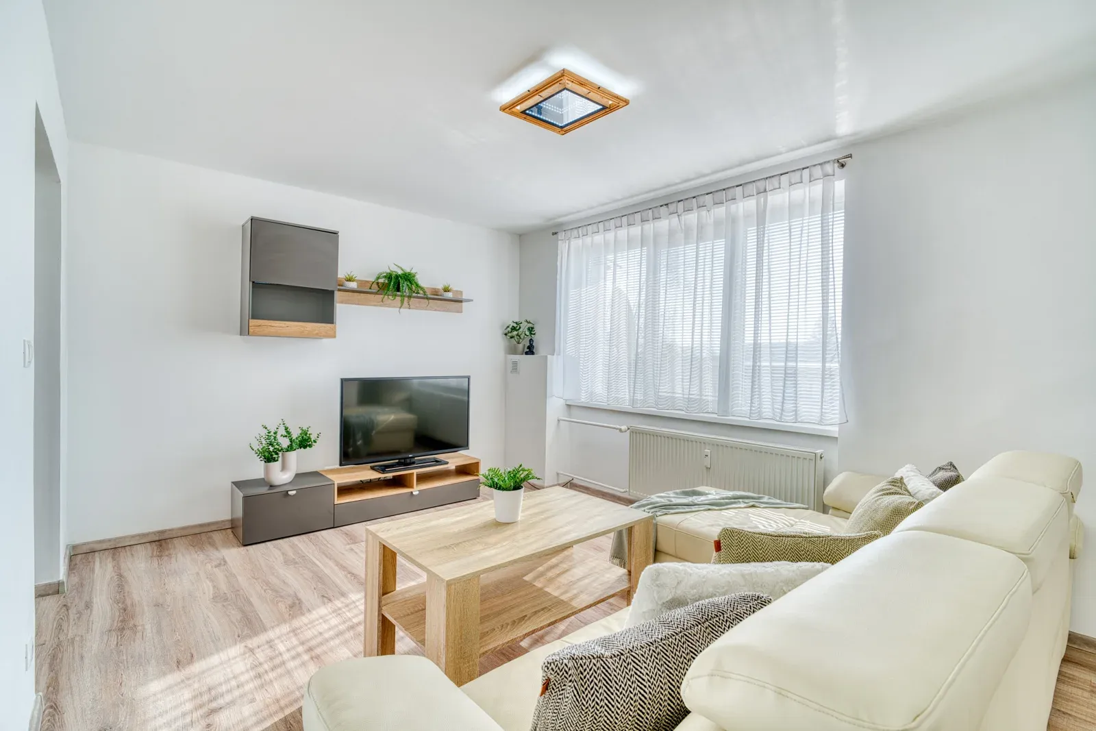 Na predaj zrekonštruovaný 2-izbový byt s balkónom a pivnicou - VEĽKÉ LEVÁRE