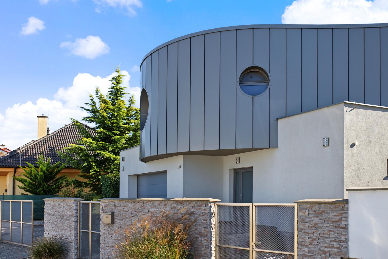 Na predaj nadštandardný rodinný dom s jedinečnou architektúrou v Bernolákove