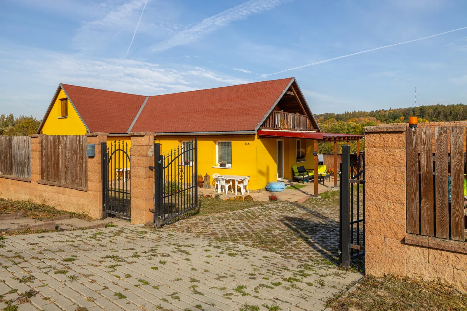 Na predaj priestranný 4-izbový rodinný dom s veľkým pozemkom v Čižaticiach